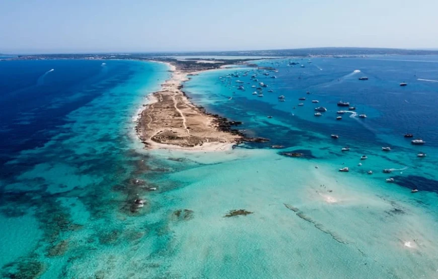 Excursion en bateau VIP à Formentera avec sport et option paella et boissons