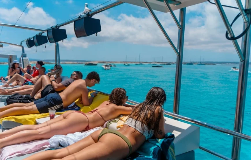 Excursion en bateau VIP à Formentera avec sport et option paella et boissons
