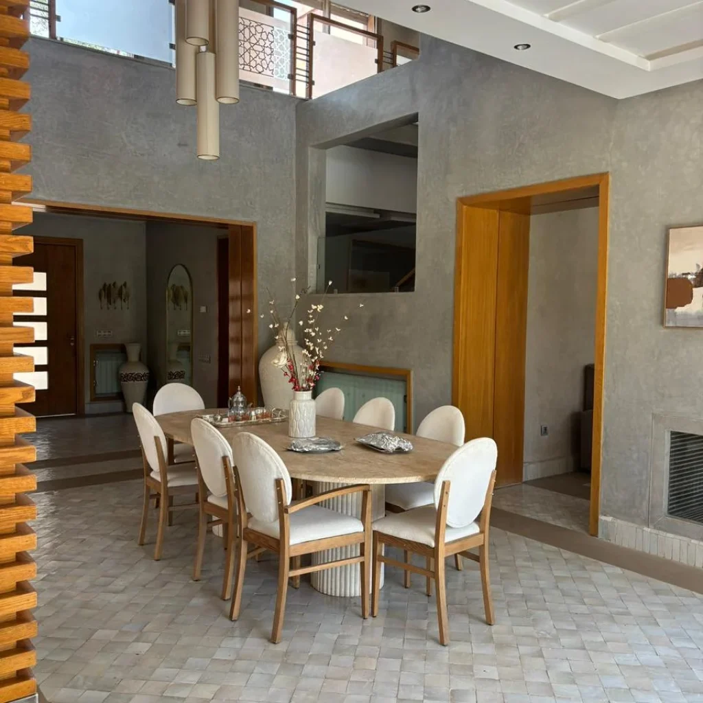 Dîner de mariage en extérieur dans une villa à Marrakech