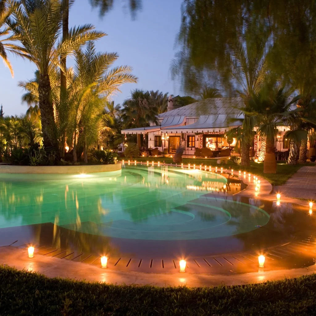 Villa Luxe Marrakech : Découvrez le Palais K et Son Jardin de Rêve 2 Cabana toit de chaume avec vue sur piscine villa luxe Marrakech
