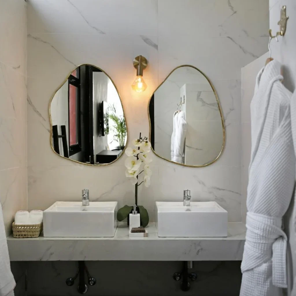 Chambre élégante dans un riad privé à Marrakech avec lit à baldaquin et décoration en tadelakt