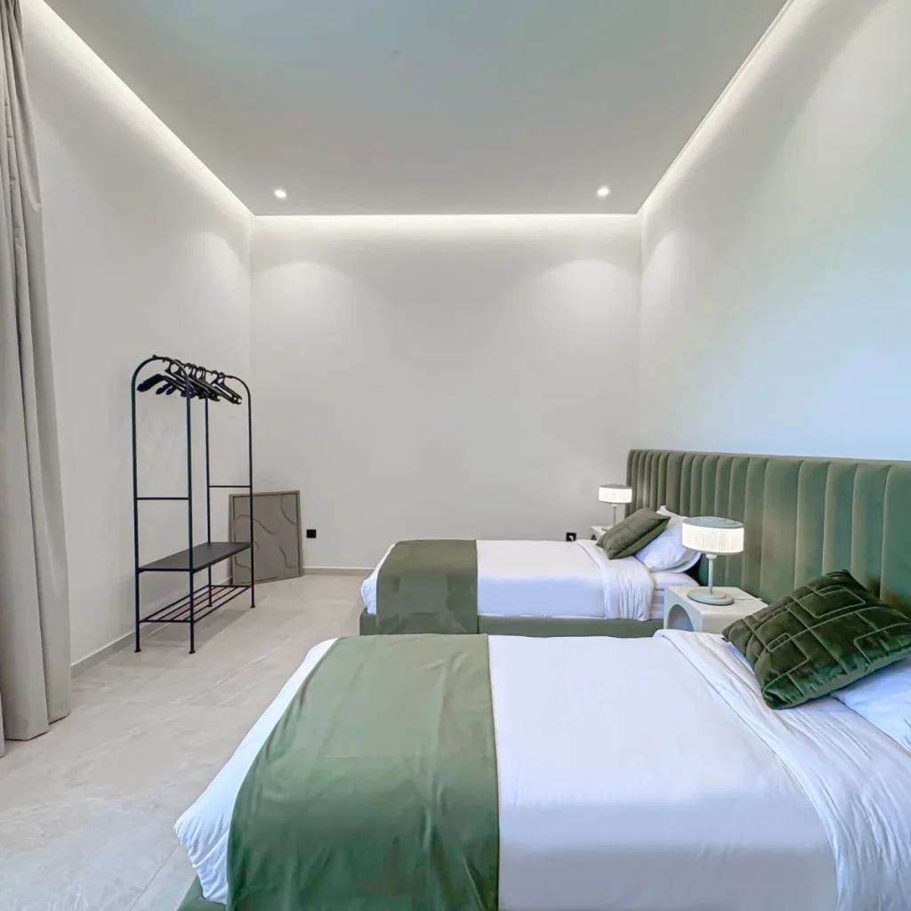 Villa Marrakech avec cuisinière : repas sur mesure et séjour privé 3 Famille partageant un repas dans une villa à Marrakech