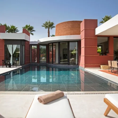 Piscine privée sécurisée dans une villa à Marrakech
