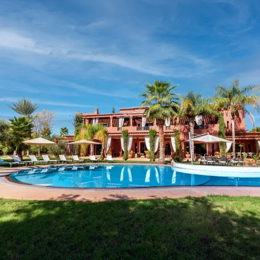 location villa Marrakech pour famille Piscine de villa familiale à Marrakech avec accès sécurisé