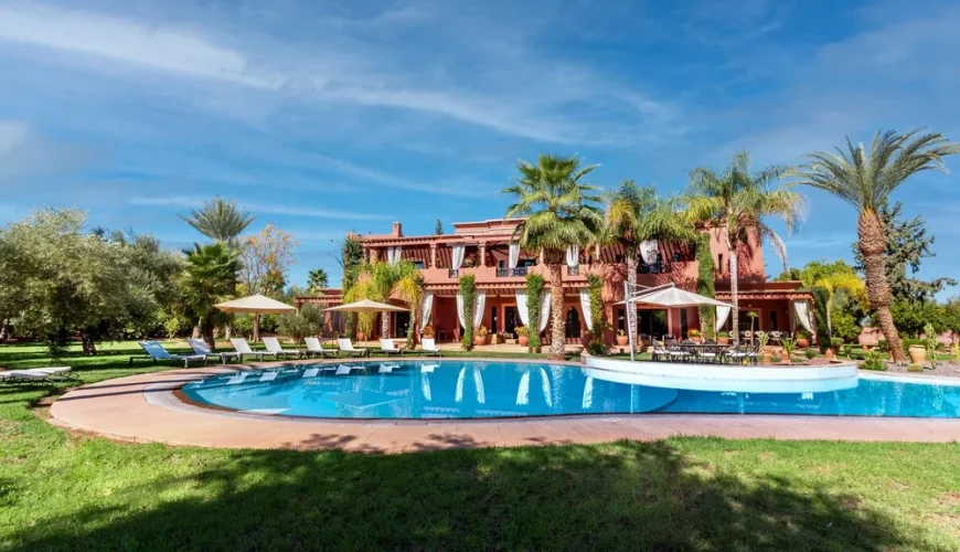 location villa Marrakech pour famille Piscine de villa familiale à Marrakech avec accès sécurisé