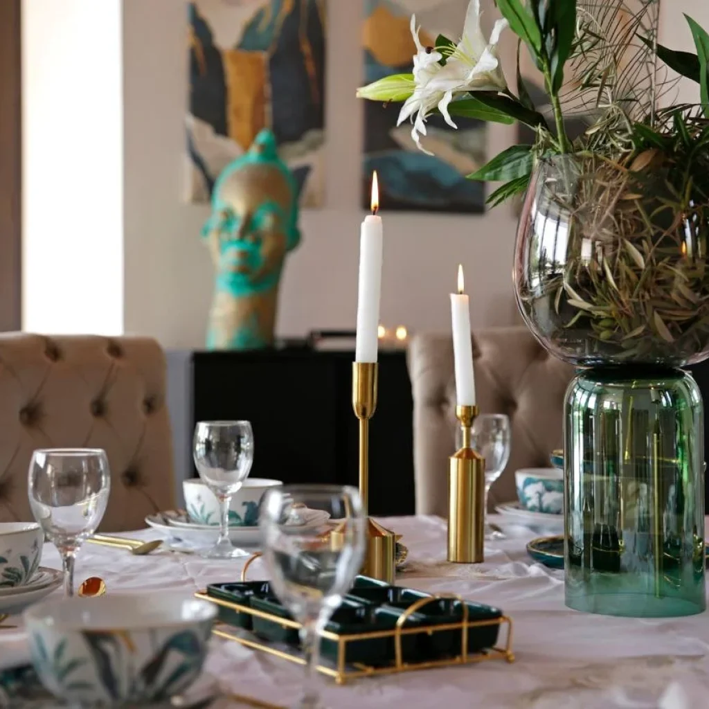 Location villa Marrakech 20 personnes : le guide pour organiser votre séjour 3 Grande table dressée pour un repas de groupe dans une villa à Marrakech