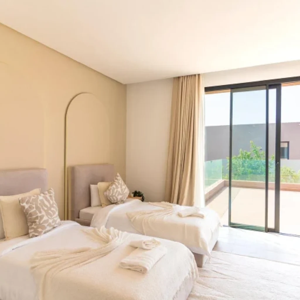 Groupe de dix voyageurs partageant un séjour dans une villa à Marrakech