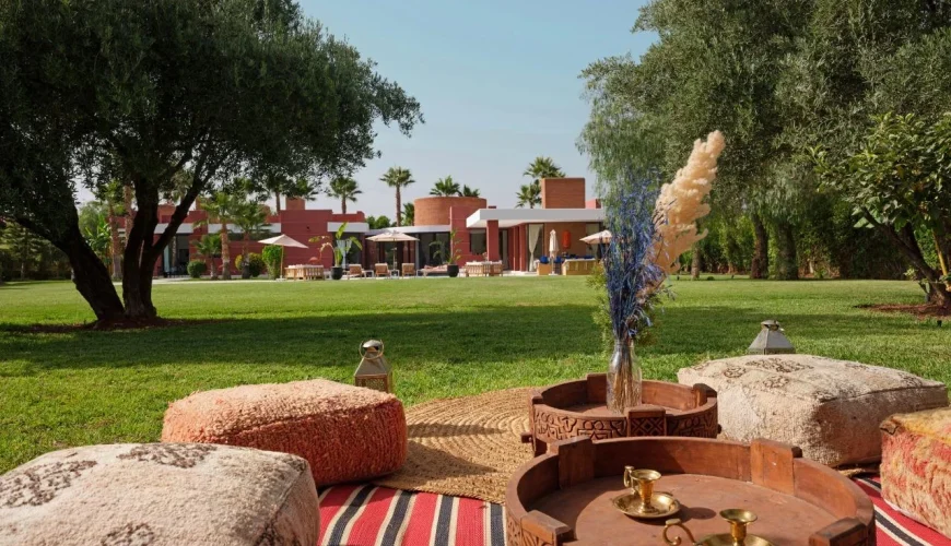 location riad privé Marrakech Patio lumineux d'un riad privé à Marrakech avec fontaine en zellige, orangers et salons traditionnels