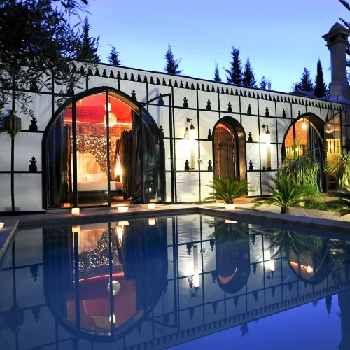 Villa luxe Marrakech avec piscine turquoise entourée de palmiers au Palais K Billy Stays