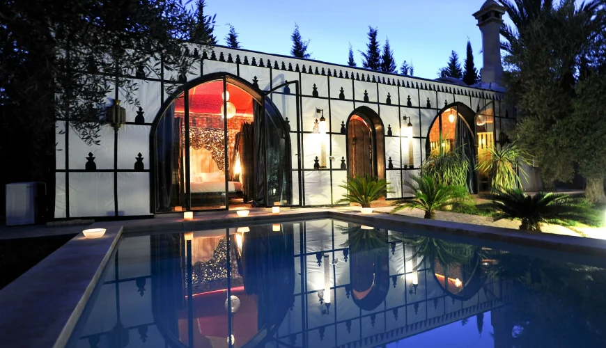Villa luxe Marrakech avec piscine turquoise entourée de palmiers au Palais K Billy Stays