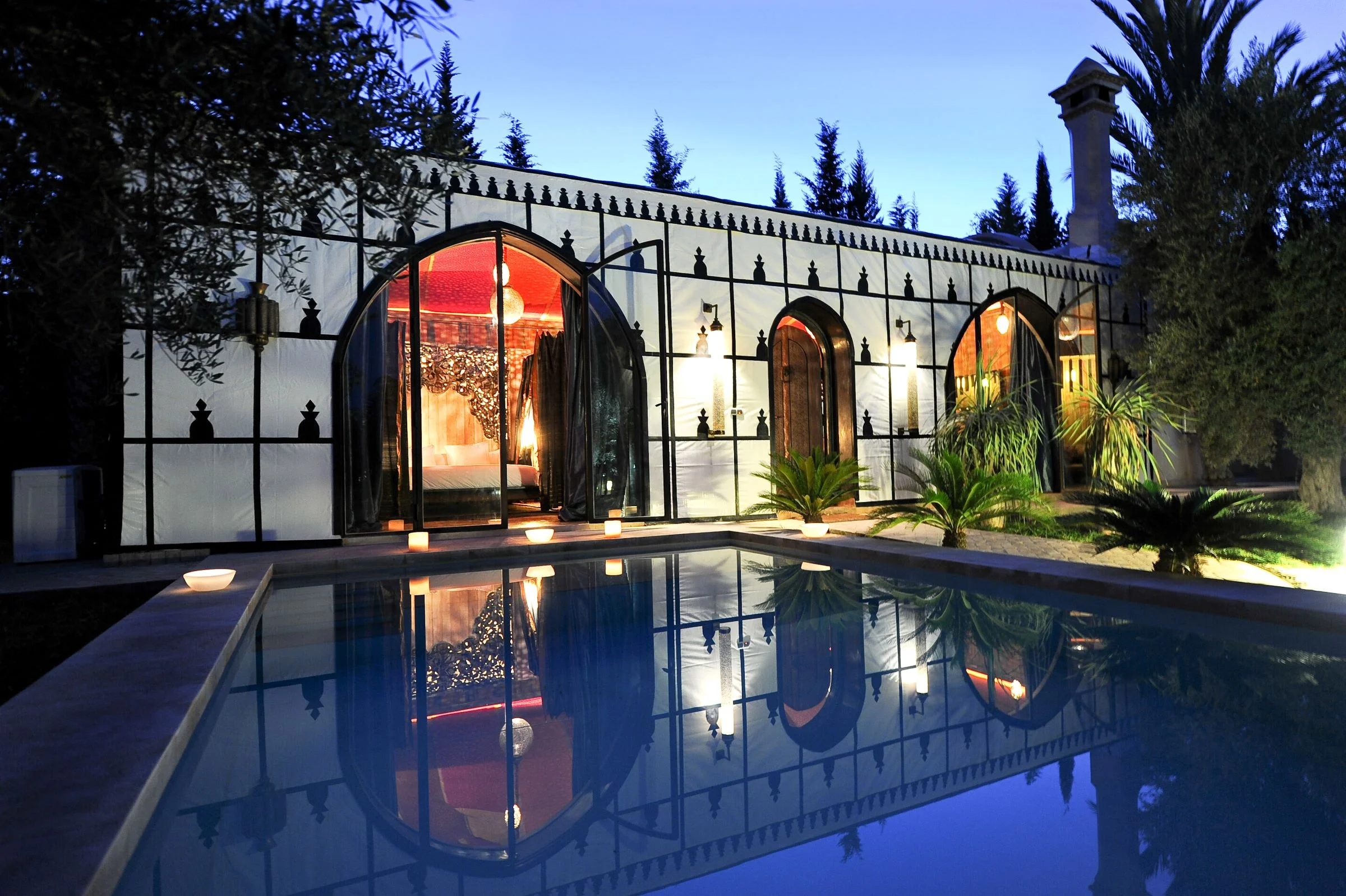 Villa luxe Marrakech avec piscine turquoise entourée de palmiers au Palais K Billy Stays