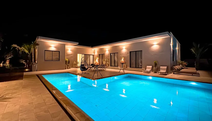 villa Marrakech avec cuisinière préparant un repas marocain