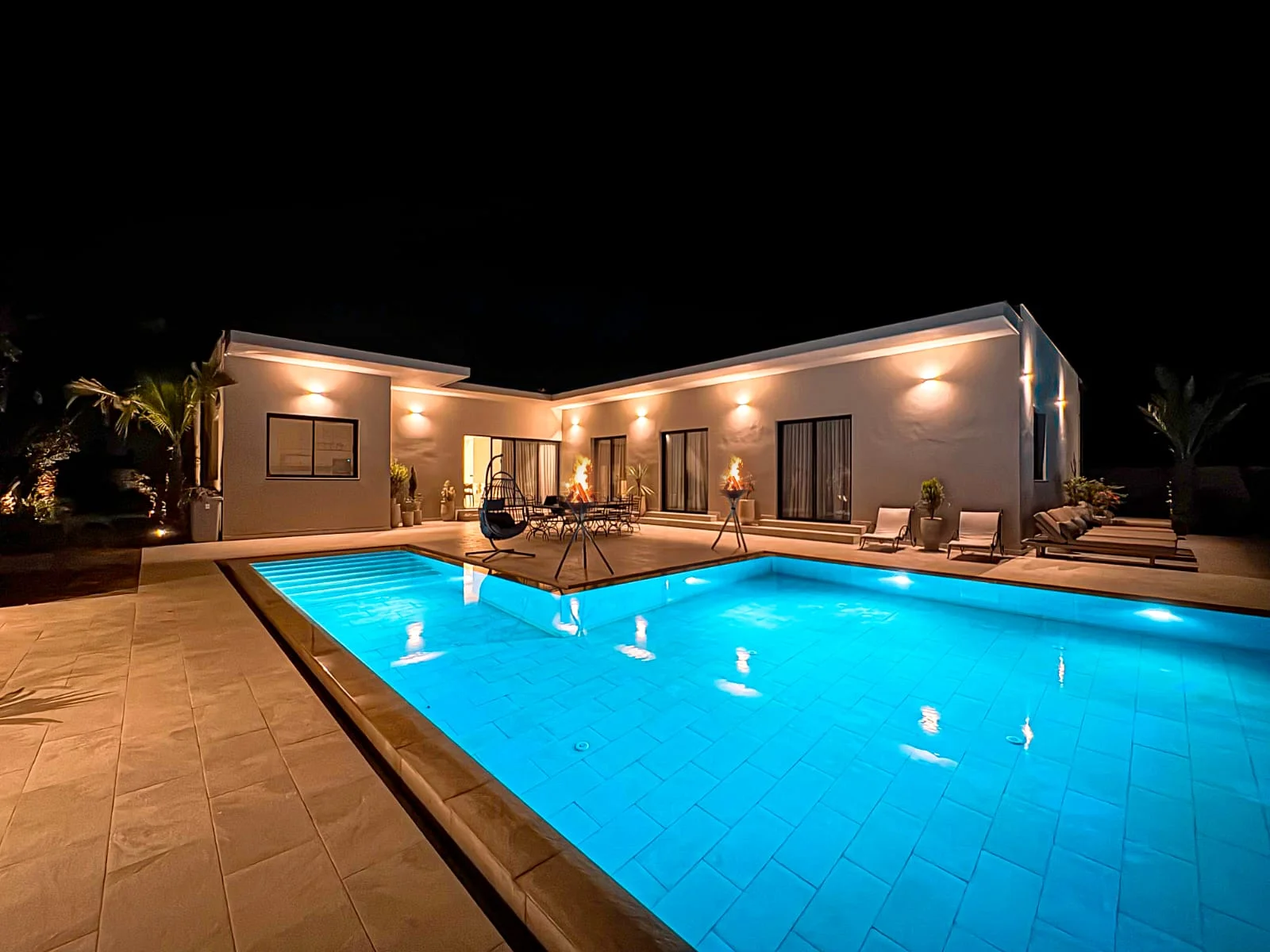 villa Marrakech avec cuisinière préparant un repas marocain