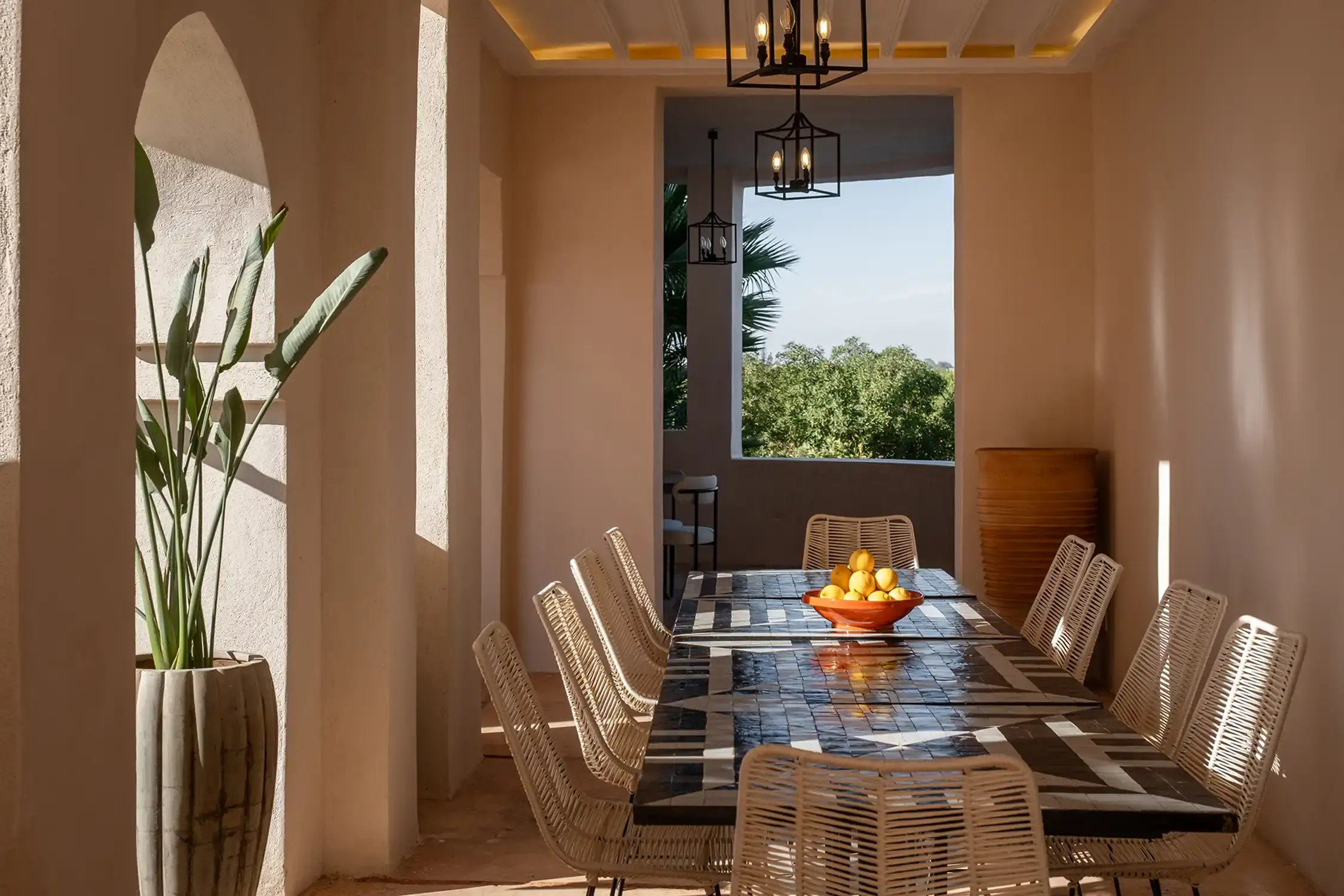Terrasse et salon extérieur d’une villa EVJF Marrakech pour une soirée entre amies